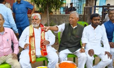 पटवा टोली मानपुर में रंग-बिरंगे अबीर एक-दूसरे को लगाकर होली उत्सव मनाया गया