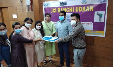 पीड़ित मानवता की सेवा में जेसीआई उड़ान का सहयोग जारी, जिला प्रशासन को सौंपा ऑक्सीमीटर व थर्मामीटर