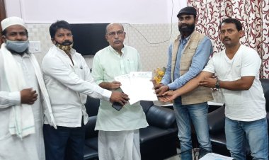 जाति आधारित जनगणना की मांग को ले राष्ट्रीय ओबीसी मोर्चा ने विधानसभा अध्यक्ष को सौंपा ज्ञापन