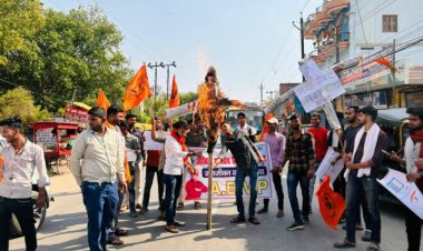 एबीवीपी ने जगजीवन कॉलेज गेट पर फुका वजीरगंज विधायक व गया नगर निगम के मेयर का पुतला