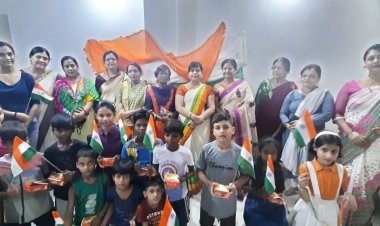 वीरांगनाओं ने स्वाधीनता दिवस पर बच्चों के बीच बांटे तिरंगा और मिठाइयां