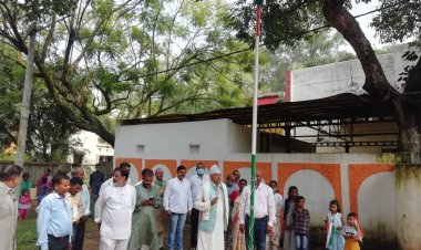 पूर्व केंद्रीय मंत्री सुबोधकांत सहाय के आवासीय कार्यालय पर हुआ झंडोत्तोलन