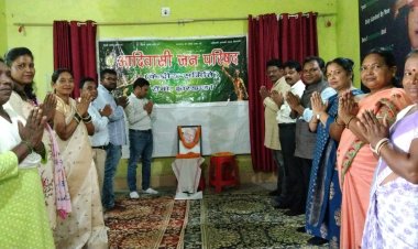 आदिवासी जन परिषद के तत्वावधान में कुसई स्थित बड़ा घाघरा में पद्मश्री डॉ. रामदयाल मुंडा की जयंती के अवसर पर श्रद्धासुमन अर्पित की गई