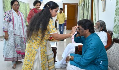 मुख्यमंत्री हेमन्त सोरेन की बड़ी बहन अंजनी सोरेन ने राखी बांधकर लंबी उम्र की कामना की