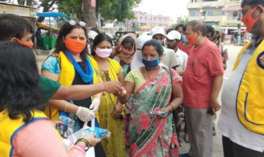 लायंस क्लब ऑफ धुर्वा ने जरूरतमंदों के बीच बांटे मास्क और हैंड वॉश