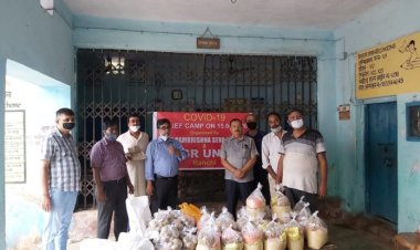 कोविड-19 रिलीफ कैंप में जरूरतमंदों को बांटे गए खाद्य सामग्री
