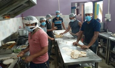 ग्राहकों को लजीज व्यंजन परोसने वाले रेस्टोरेंटकर्मी लाॅकडाउन में गरीबों को खिला रहे खाना