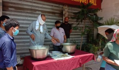 होटल पार्क ईन के संचालक रामाशंकर ने दो सौ गरीबों को खिलाया खाना