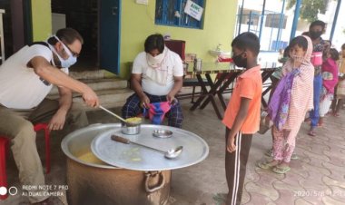 डॉ.संदीप अरोड़ा के सौजन्य से ढाई सौ गरीबों को कराया गया भोजन