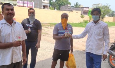 देवघर विधायक नारायण दास की अगुवाई में सैनिटाइजर का वितरण