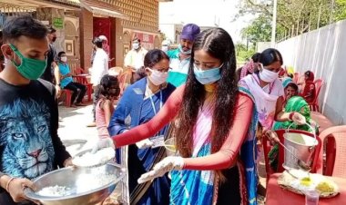 महिला नेत्री अनुष्का आनंद ने गरीबों व निःसहाय लोगों को भोजन कराया