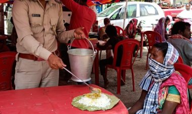 देवघर : नगर थाना प्रभारी की अगुवाई में समस्त पुलिसकर्मी रोजाना जरूरतमंदो को परोस रहे भोजन