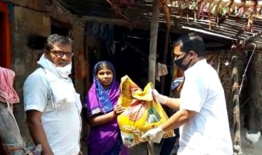 मुखिया के सौजन्य से हरदासबीघा पंचायत वासियों के बीच बांटा जा रहा है राहत सामग्री…