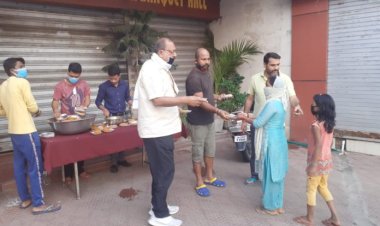 समाजसेवी रामाशंकर प्रसाद ने गरीबों को खिलाया ब्रेडचाॅप-चटनी