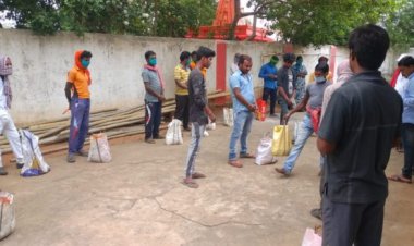 देवघर : वार्ड पार्षद बिहारी यादव ने गरीबो को वितरित किया राहत सामग्री