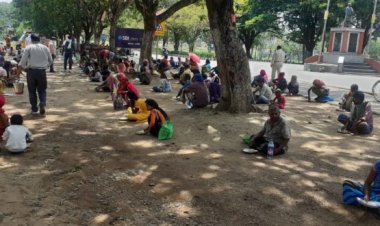 एसबीआई कर्मियों और विधानसभा कर्मियों ने गरीबों को कराया भोजन