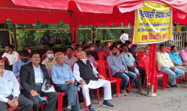 सदानों की मांगों को लेकर मूलवासी सदान मोर्चा ने राजभवन के समक्ष दिया धरना