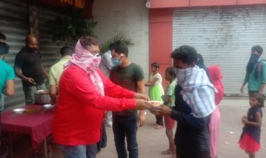 पूजा रेस्टोरेंट ने गरीबों को खिलाया दक्षिण भारतीय व्यंजन सांबर-बाड़ा