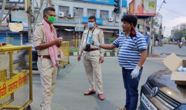 समाजसेवी सतीश ने पुलिसकर्मियों के बीच बांटे सेनेटाइजर