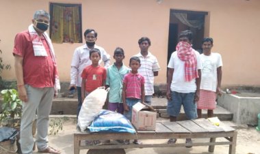 गरीब बच्चों को भोजन कराने के लिए समाजसेवियों ने दी खाद्य सामग्री