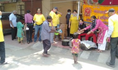 मारवाड़ी युवा मंच ने जरूरतमंदों के बीच बांटे खाद्य व पेय पदार्थ