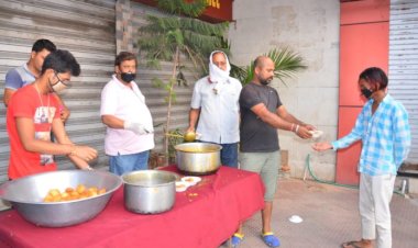 लाॅकडाउन में लोकप्रिय झारखंडी व्यंजन खा कर खिल उठे गरीबों के चेहरे