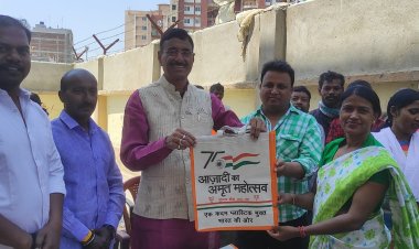 सांसद संजय सेठ ने बांटे जूट के थैले, शहर-गांव को प्लास्टिक मुक्त करने की लोगों से की अपील