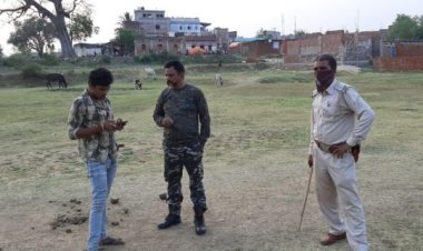 लॉकडाउन में क्रिकेट खेल रहे युवकों को पुलिस ने चेतावनी दे कर छोड़ा