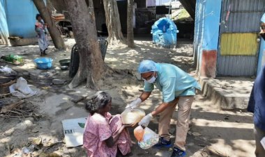 स्वयंसेवी संस्था गूंज ने निर्मला कुष्ठ काॅलोनी में बांटे खाद्यान्न