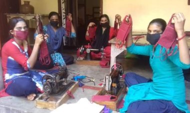 वैश्विक महामारी से निपटने के लिए करनौती गांव की लड़कियाँ रोजाना बना रही सैंकड़ों मास्क