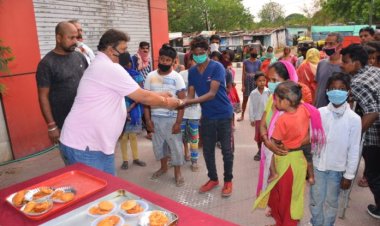 होटल पार्क ईन के संचालक ने गरीबों के बीच बांटे कचौड़ी-जलेबी