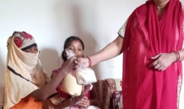उर्मिला यादव अपने आवास पर आने वाले गरीबों को कर रहीं मदद