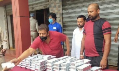 पूजा रेस्टोरेंट के सौजन्य से गरीबों को बांटा गया भोजन का पैकेट