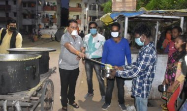 युवा रांची महानगर रामनवमी पूजा समिति ने जरूरतमंदों को खिचड़ी खिलाया