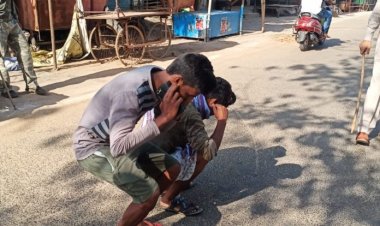 लापरवाह लोगो से लॉक डाउन का अनुपालन कराती जसीडीह पुलिस।