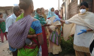 नारी शक्ति सेना गुलाबी गैंग ने जरूरतमंदों के बीच बाटे अनाज