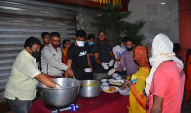 भूखे को भोजन कराने में जुटा है रामाशंकर प्रसाद का पूरा परिवार