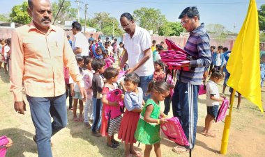सामाजिक कार्यकर्ता वेदप्रकाश सिंह ने स्कूली बच्चों के बीच किया बैग का वितरण
