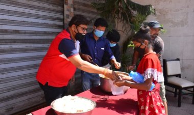 गरीबों को रोज खाना खिला रहे हैं समाजसेवी रामाशंकर प्रसाद