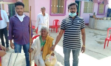 समाजसेवी एवं वार्ड पार्षद ने जरूरतमंदों के बीच भोजन संबंधित सामग्री का वितरण किया