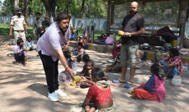 समाजसेवी रामाशंकर प्रसाद ने गरीबों के बीच बांटे भोजन