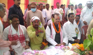 पुरान आदिवासी सरना समिति सरहुल महोत्सव में मांदर की थाप पर झूमे सुबोधकांत सहाय,कहा, प्रकृति से जुड़ाव जरूरी