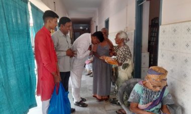 वृद्धाश्रम की महिलाओं के बीच वस्त्र एवं फल वितरित