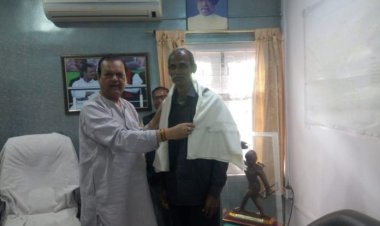 सेवानिवृत्त हवलदार दयानंद यादव को सुबोधकांत सहाय ने किया सम्मानित