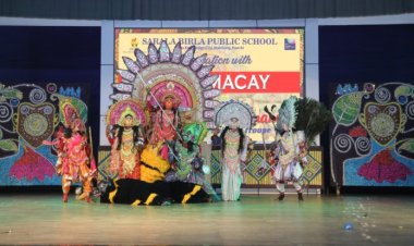 सरला बिरला पब्लिक स्कूल में स्पिकमैके द्वारा छऊ नृत्य का प्रदर्शन