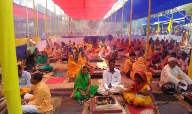 गायत्री महायज्ञ एवं संस्कारोत्सव यज्ञाहुति में उमड़ी भीड़