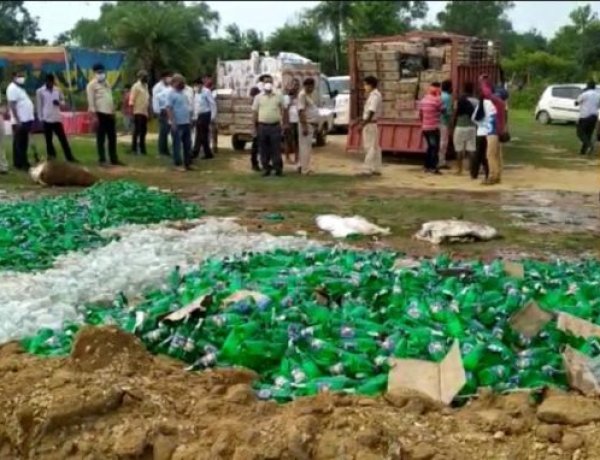 बाराचट्टी में उत्पाद विभाग की मौजूदगी में बड़े पैमाने पर शराब नष्ट की गई।