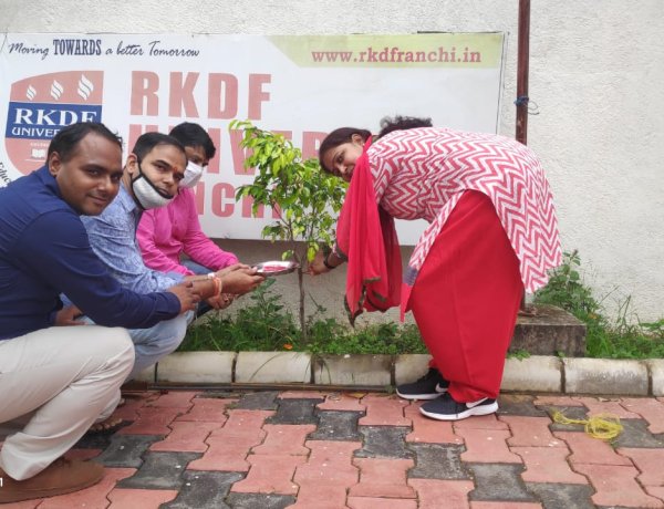 आरकेडीएफ विश्वविद्यालय में पेड़ों को राखी बांधकर दिया गया पर्यावरण संरक्षण का संदेश