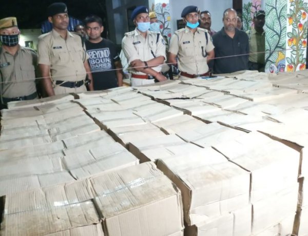 डाक विभाग की गाड़ी से हो रही थी तस्करी ,शराब की बड़ी खेप बरामद