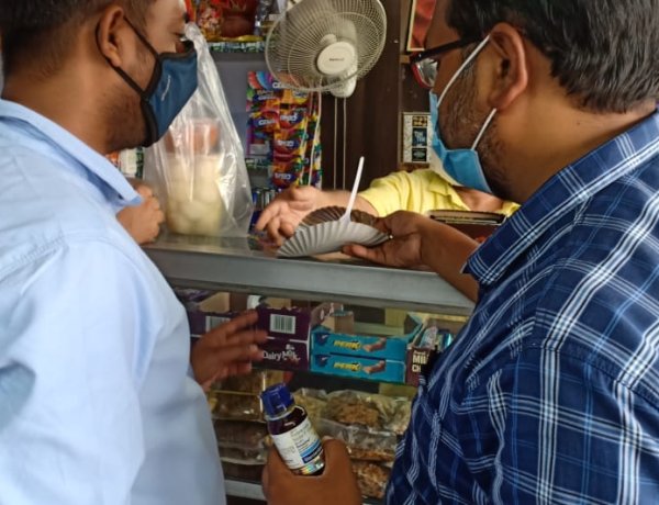 रक्षा बंधन के मद्देनजर मिठाई दुकानों पर जांच टीम की पैनी नज़र,ऑन स्पॉट सैंपल की जांच।